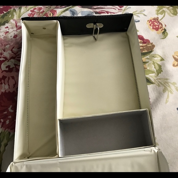 Vintage Barbie Travel Case 2002 - Picture 3 of 5